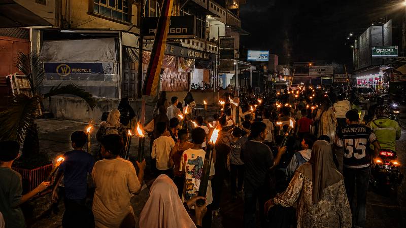 Ratusan Siswa-Siswi SD Muhapa Semarakkan Malam Takbiran Idul Adha 1447 H Dengan Pawai Obor